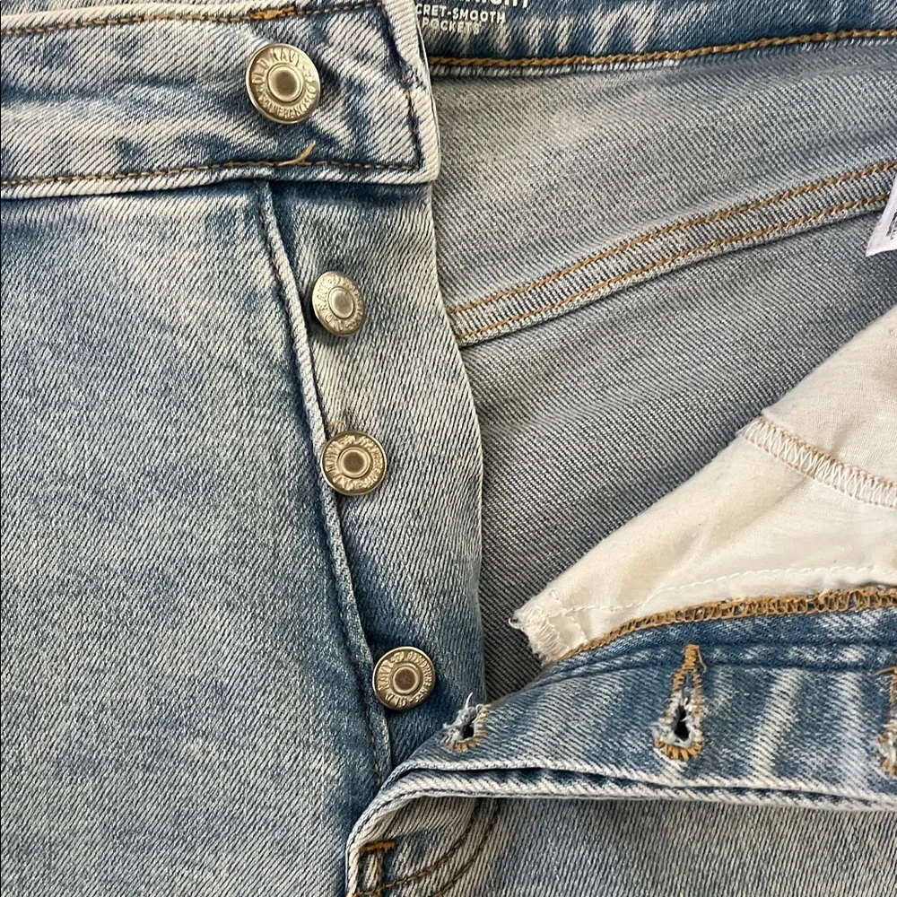 Old Navy Women's Light Blue Straight Leg Jeans - Picture 3 of 4